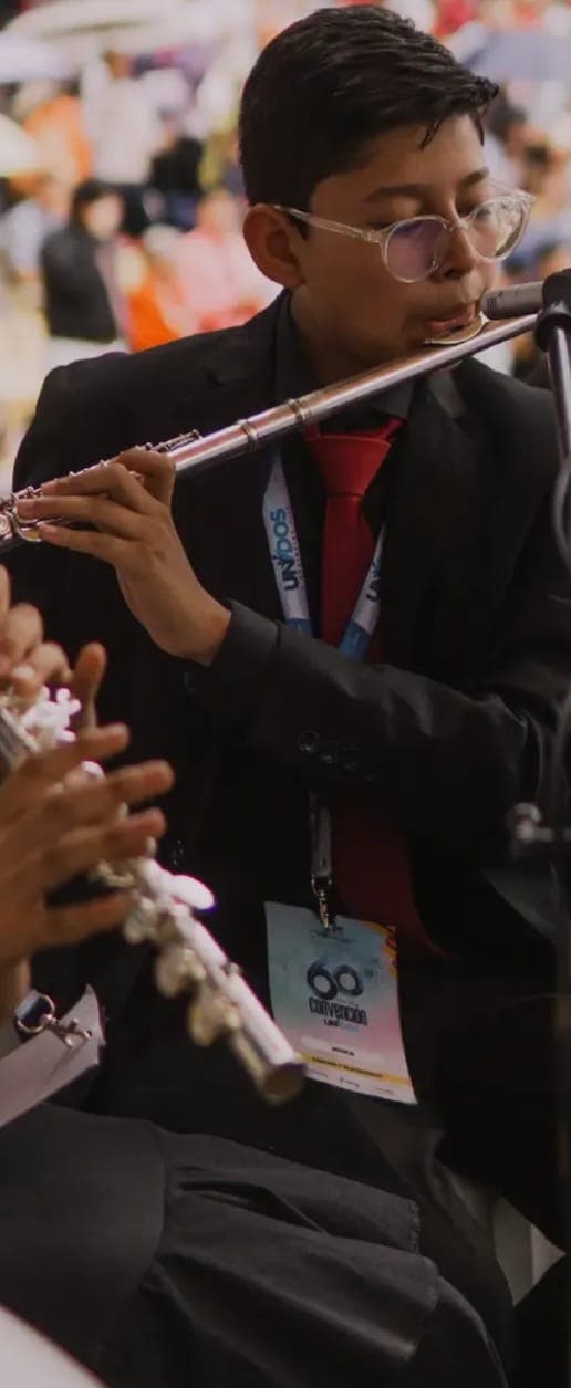 Gonzalo tocando la flauta